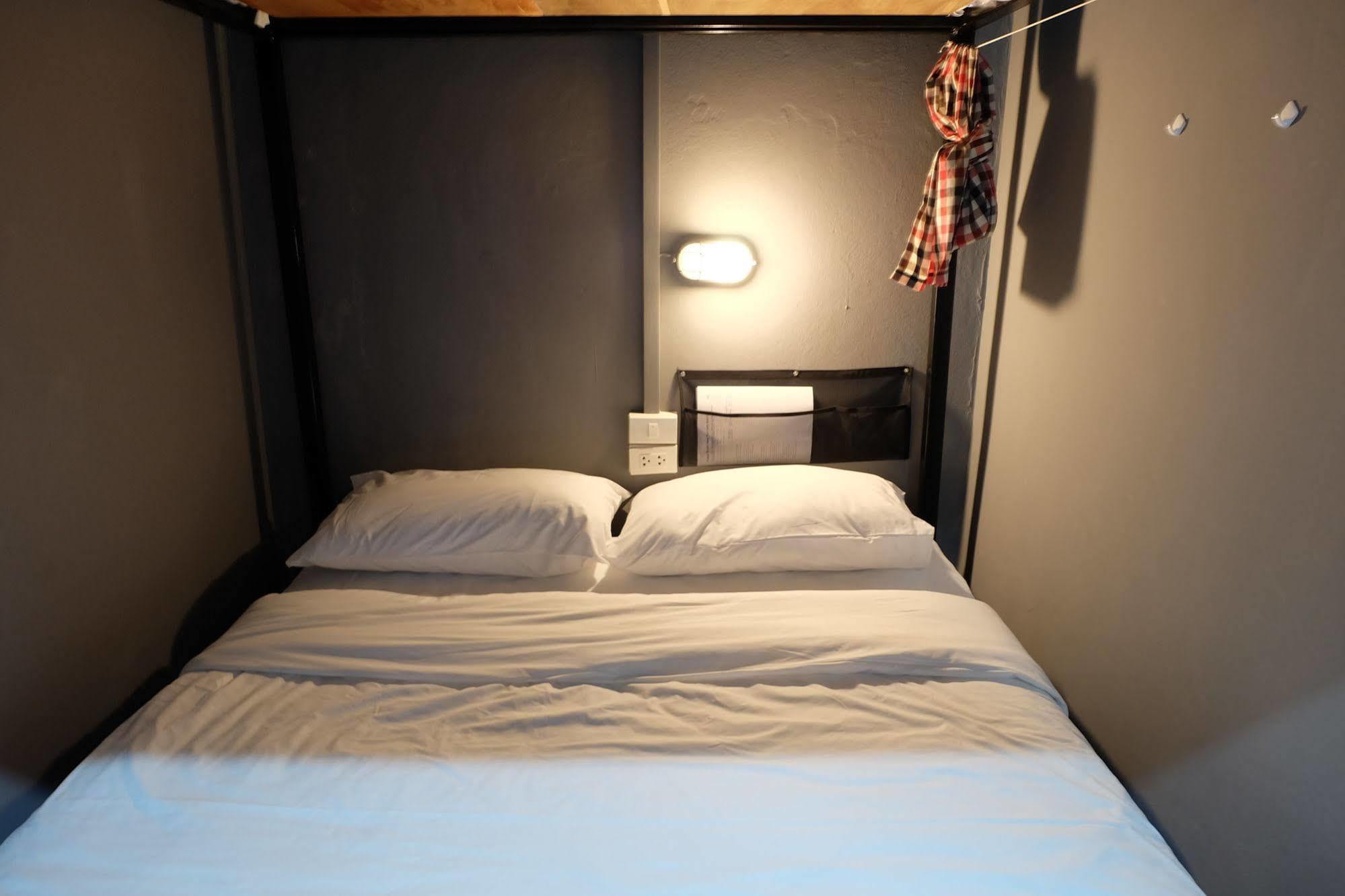 Puck Hostel Банкок Екстериор снимка